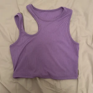 Lila ribbad linnetopp från Shein - Säljer en snygg lila ribbad linnetopp från Shein. Den har en stilren design och rund halsringning. Perfekt för varma dagar eller som ett lager under en jacka.