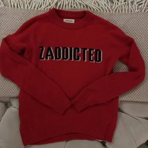 Röd tröja från Zadig & Voltaire - Snygg röd tröja från Zadig & Voltaire med texten 'ZADDICTED' i svart och vitt på framsidan, rundhalskrage. Storlek 14-S