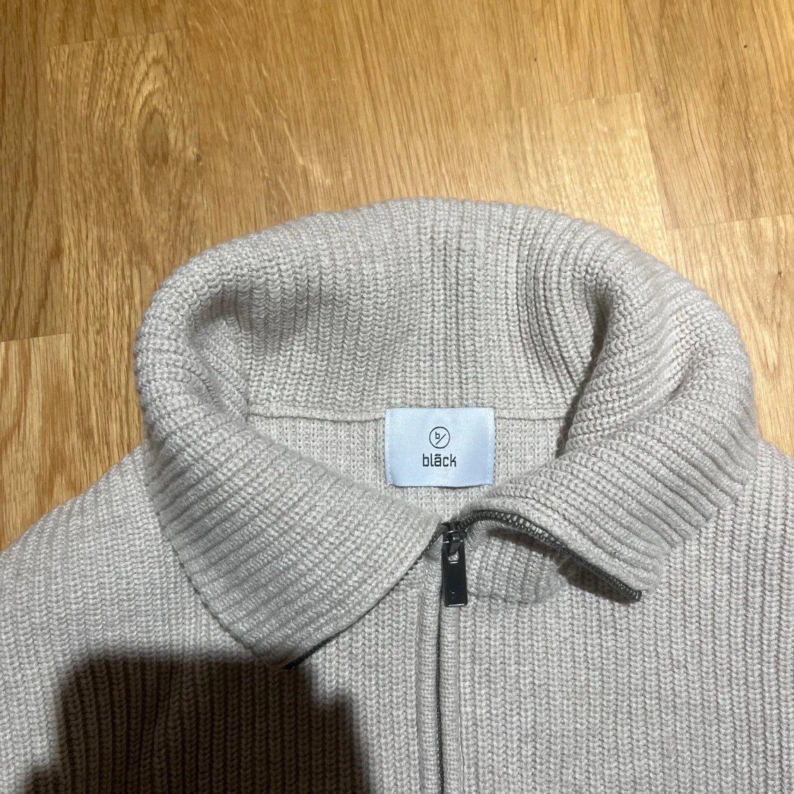 Beige stickad tröja från Bläck - 90