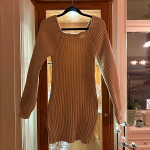 Stickad klänning - Snygg beige ribbad klänning med långärmad design. Den har en tight passform och super mysigt nu till julen❤️🎄