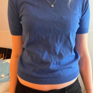 Blå stickad T-shirt  - Blå stickad T-shirt från Lindex. Storlek: XS men passar även S. Säljer eftersom den inte kommer till användning. Knappt använd. 💗💙