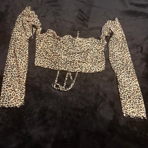 Magtröja - Shein - Trendig leopardmönstrad topp från Shein med långa ärmar och snörning baktill. Perfekt för en djärv look med sitt iögonfallande mönster och stilrena design.