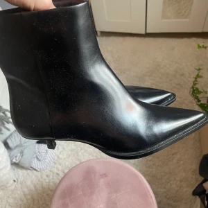 Svarta boots med spetsig tå - Eleganta svarta boots i skinn med spetsig tå och låg klack. Perfekta för en stilren look.