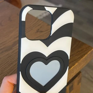 iPhone mobilskal  - Mobilskal iPhone 14 PRO Max. Helt nytt, trodde det skulle passa min 12 PRO Max men det gjorde det inte. Från iphonebutiken, 200kr nytt. 