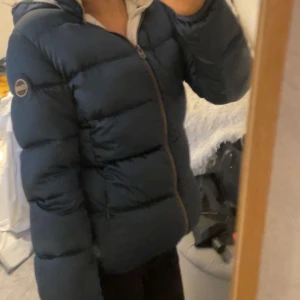 Blå pufferjacka från Colmar - Säljer en snygg blå pufferjacka från Colmar! Skriv för mer info. Nypris på jackan är 4999💘