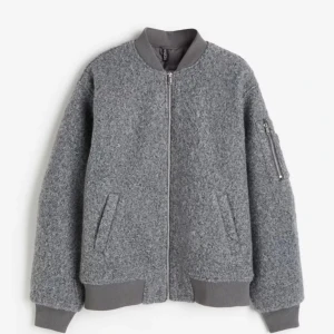 Grå bomberjacka - Säljer en snygg grå bomberjacka med dragkedja och ribbade muddar. Jackan har en mjuk och fluffig yta, passar bra på höst, vinter och vår❣️Säljs inte längre, skriv om ni har frågor❤️pris kan diskuteras