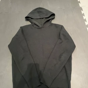 Hoodie I kashmir / merinoull blanding  - Säljer nu min riktigt feta Merinoull/kashmirblanding hoodie. Den är köpt i somras i Italien på ett gatustod i Milano för 139 euro vilket motsvarar ungefär 1600 svenska kronor, och har därför ingen etikett eller tvättlapp , ser grå ut men är mörkgrön