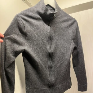 These Glory Days Fullzip - 🌟 These Glory Days Fullzip | Skick 10/10 använd 3 gånger | Grå | M på lappen, men krympte första gången den tvättades tyvärr, så sitter som en XS nu | Givetvis äkta | 1100kr nypris | Fraktar spårbart via PostNord eller instabox | Hör av dig vid frågor eller andra funderingar! 🌟