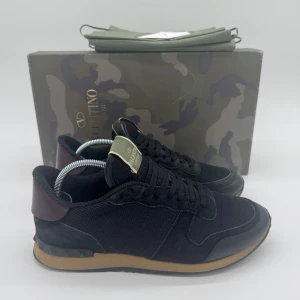 VALENTINO ROCKRUNNERS - - Valentino Rockrunners- Skick: 8,5/10 - Tillbehör: Enbart skorna - Storlek 39 sitter som 40 - Nypris ca 7500kr // DeluxeCloset