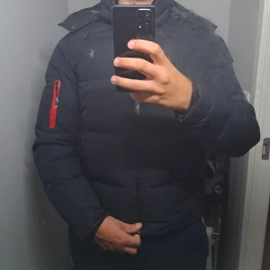 Ralph lauren jacka  - Äkta och autentiseras hos Ralph lauren om man scannar qr koden. Herrstorlek S. Inga hål. Typ svart eller väldigt mörk grå. Logon är broderad/ sydd