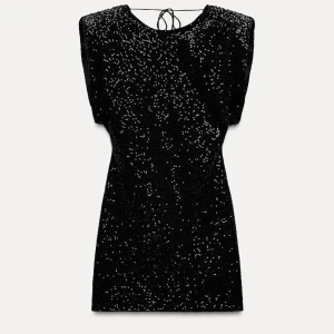 Svart glittrig klänning Zara - Snygg svart klänning, helt slutsåld på Zaras hemsida. Glittriga detaljer och djup öppen rygg. Den har en tight passform och är ärmlös, perfekt för nyår. Postar snabbt så den hinner komma innan nyår!💕 Skriv vid frågor, prislapp kvar, helt ny