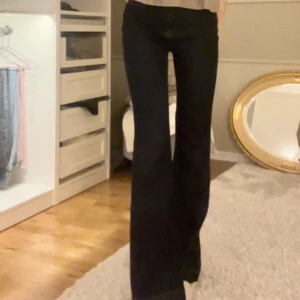 Mörkblå jeans - Så fina mörkblåa jeans. De ser svarta ut på bilderna men är bara väldigt mörkt blå. Högmidjade. Jag är 173 cm. Innerbenslängd 83 cm. Midja: 34 plus stretch.💗💗