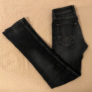 Replay jeans - Otroligt snygga replay jeans som är nästan helt oanvända. Säljer för att dem inte passade. Modellen heter grover och har samma slim fit passform som anbass. Nypris ca 1600kr, men säljer nu för endast 399kr. Skriv vid minsta frågor eller funderingar🙌