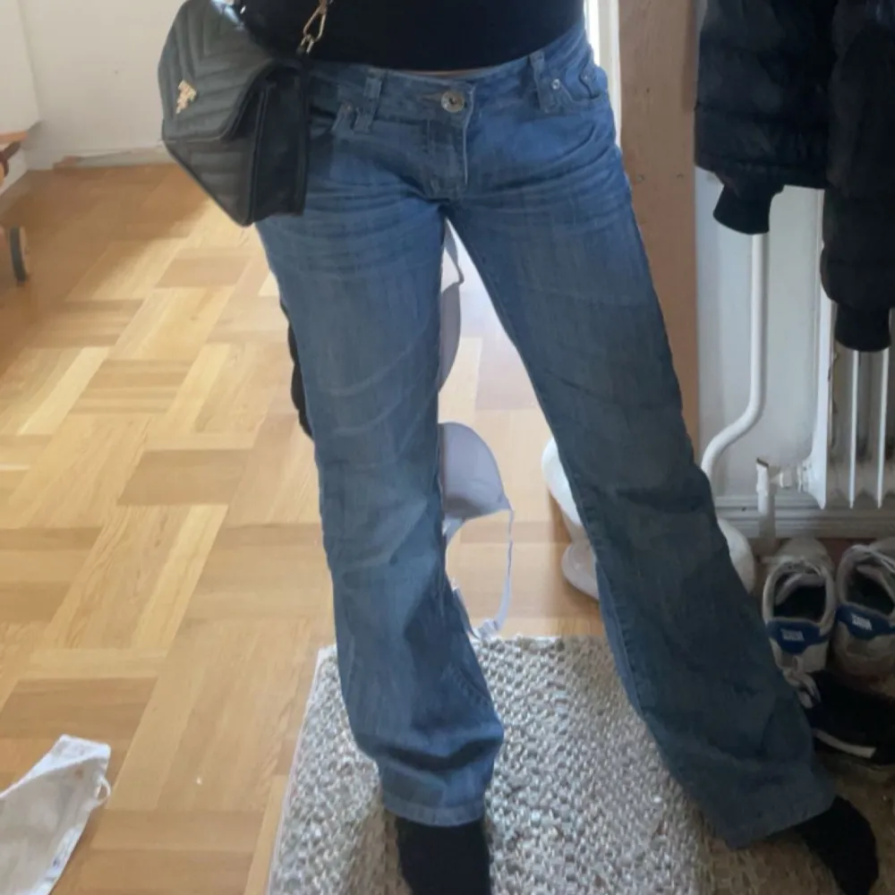 Snygga blå bootcut jeans med låg midja. Är 168 lång å d passar bra i längden . Farkut & Housut.