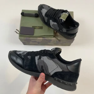 Valentino Rockrunners Skor - ‼️EFTERTRAKTAD 2024 MODELL‼️Valentino Rockrunner Skor | Detta är marknadens fetaste, populäraste & mest eftertraktade sko nu till vintern! | Skick 9/10, EXTREMT bra! | Storlek 44, men passar nog även 45 då de är lite större i storleken enligt oss | ALLT OG - box, dustbags & extra snören medföljer | Priset är alltid diskuterbart vid snabb affär! | Nypris 8000kr | Hör gärna av dig vid minsta möjliga fråga eller fundering! |  / GardeGrisch - Registrerat företag 😄