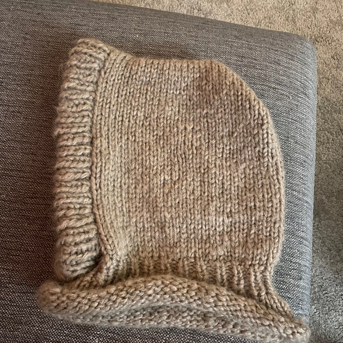 Beige stickad huva - 91