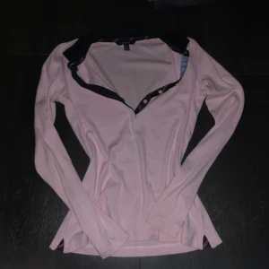 Rosa långärmad tröja från GANT - Köpt second hand men knappt använd själv 🥰 superfin med en kjol eller ett par jeans! 
