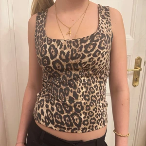 Leopardmönstrat linne - Trendig leopardmönstrad linnetopp med breda axelband. Helt ny.