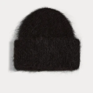 Svart fluffig mössa - Säljer min mössa i alpackablandning då den inte kommer till någon användning🤗 Aldrig använd, ser ut som ny och inga defekter💟