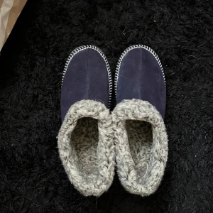 Ull tofflor - Marinblåa tofflor av 100% ull. Jättemysiga och perfekta nu på vintern. Från Gotland har jag för mig men vet inte. Använd ett fåtal gånger💙