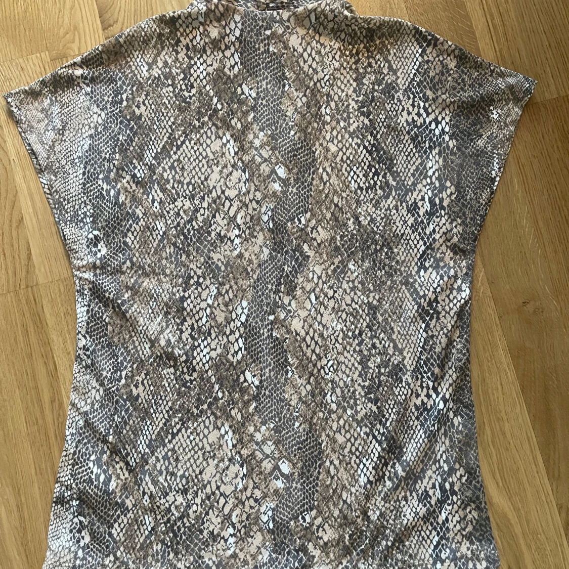 Ormmönstrad topp från H&M - 2