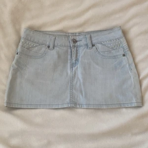 Jeanskjol ljusblå - jättesnygg ljusblå jeanskjol med coola detaljer🥰midjemått 39 cm rakt över, längd ca 29💞