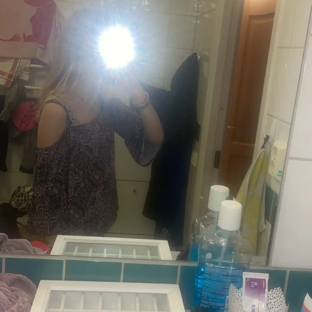 Säljer en snygg mönstrad blus med offshoulder-design och trekvartsärmar. Blusen är knappt använd och har ett bohemiskt mönster i mörka nyanser och är perfekt för en avslappnad stil!:) skriv privat för mått el flera bilder💕. Yläosat.