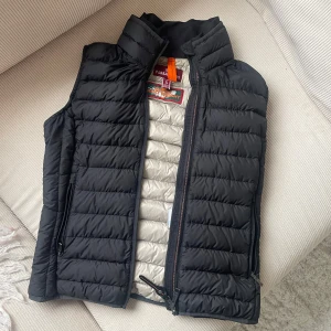 Svart dunväst från Parajumpers - Det är smink på insidan av jackan! ( kolla bild ) annars super fint skick 💕💕