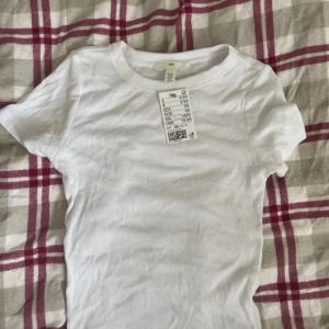 Vit ribbad t-shirt från H&M - Oanvänd, mycket bra skick i storlek xs