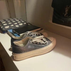 Converse  - Skitsnygga converse i glitter, svåra att få tag på då de inte säljs längre! I mycket fint skick 
