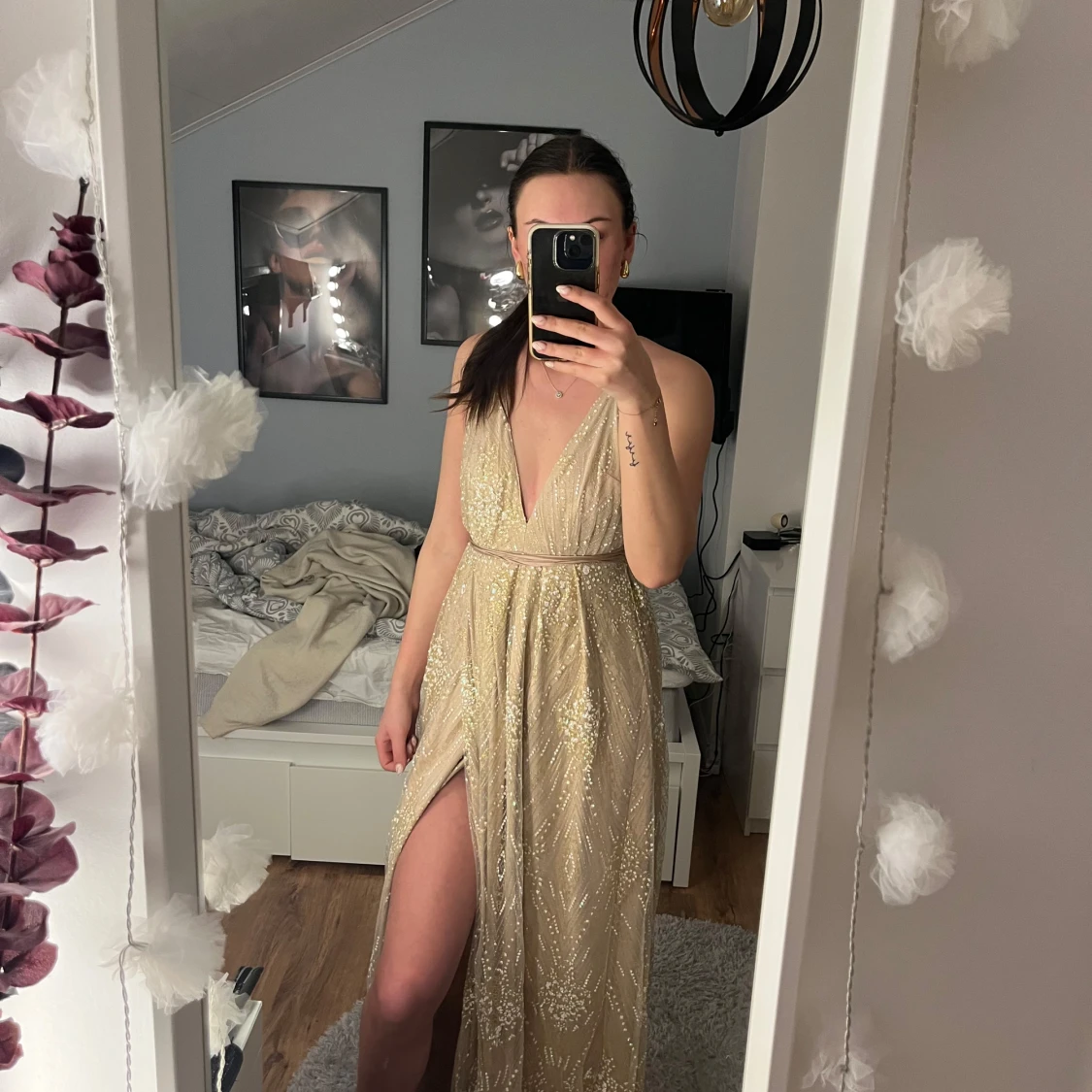 Glittrig guldklänning med slits - 2