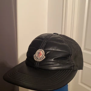Sällsynt Moncler keps‼️ - Såklart äkta! NFC funkar som den ska. Ganska använd men den e rengjord. Fetare keps finns inte!! Priset är ej hugget i sten, erbjud!! Väldigt sällsynt, säljs inte längre. Inga fakes har tillverkats av denna model💙🤍❤️