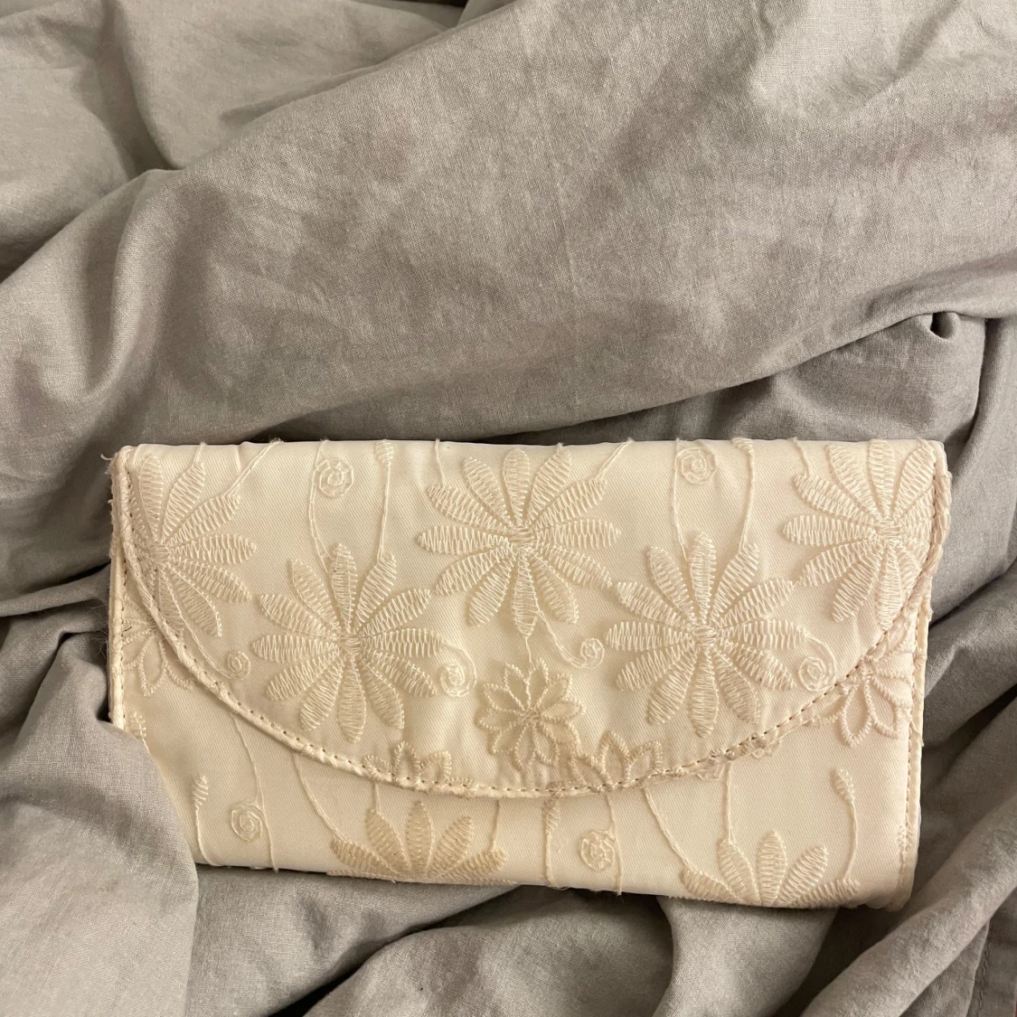 Beige broderad kuvertväska