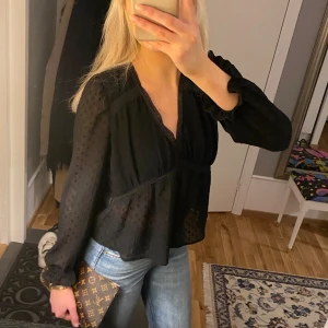 Zara blus  - Superfin blus från Zara som tyvärr inte kommer till användning för mig längre💗Sparsamt använd så i väldigt bra skick! Storlek S