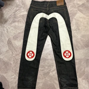 Evisu jeans - Evisu jeans i bra skick. Finns ett hål på ca 2 cm längst nere vid slutet av byxan. Öppen för prisändring.