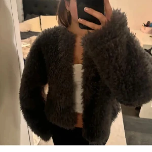 Grå teddyjacka från Gina Tricot - Supermysig grå teddyjacka som är perfekt för kyliga dagar. Den har en loose passform och långa ärmar. 💕