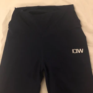 Mörkblå tights från ICANIWILL - Jättefina träningssajts från icaniwill i jättebra skick, säljer då jag köpte fel färg på misstag. Pris kan gå ner vid snabb affär🩷