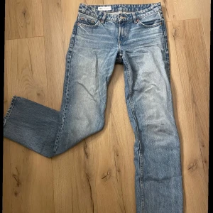 Blå jeans från Zara - Blåa low/mid waist jeans från zara. Säljer då de är för korta för mig som är ca 177 (skriv privat för mått)🩷