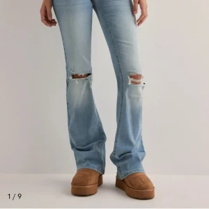 Nelly jeans - Säljer mina superfina Nelly jeans. Dem är bootcut och har hål i knäna. Nypris:700. Små i storleken. 