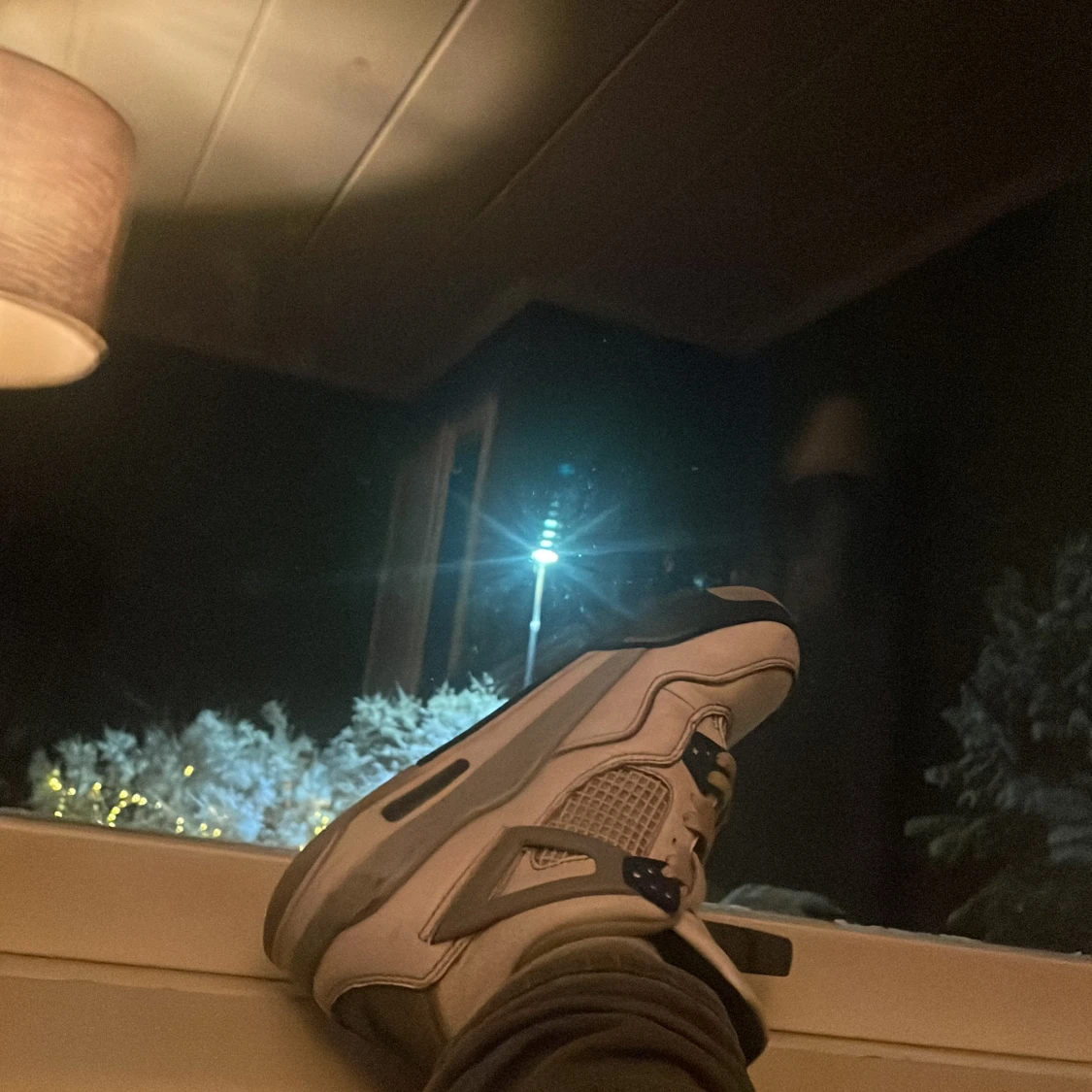 Nike Air Jordans i vitt och grått