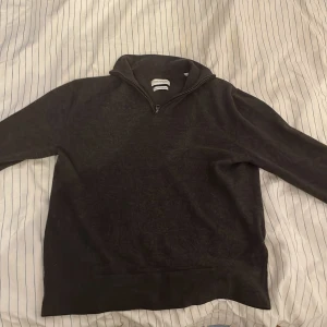 these glory days half zip grå - These glory days half zip i storlek M men passar också jätte bra på S den är relativt typ och bara använd fåtal gånger.        Priset går att diskutera!