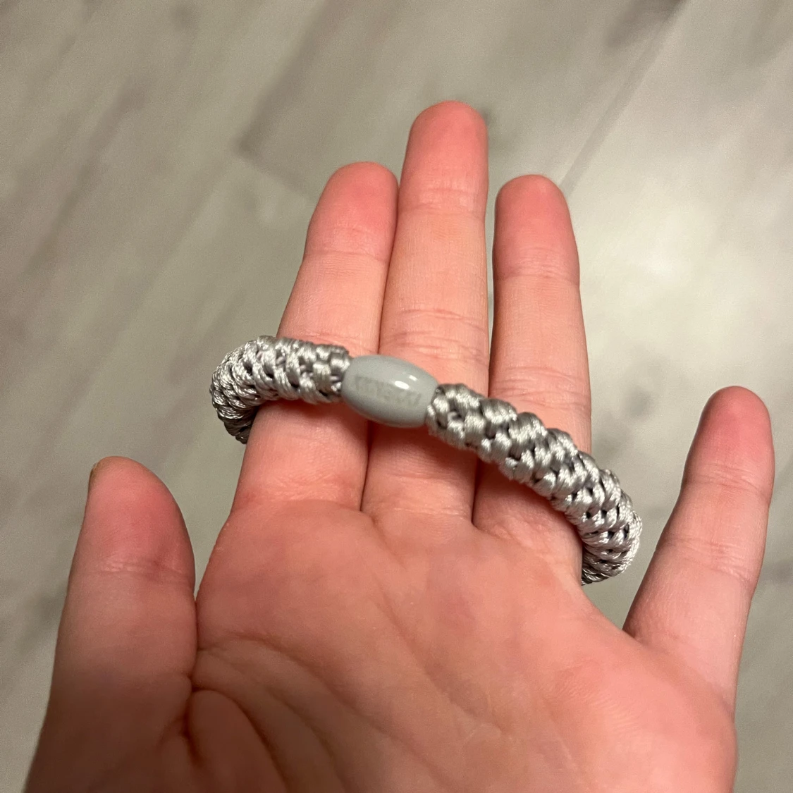 Grått flätat armband