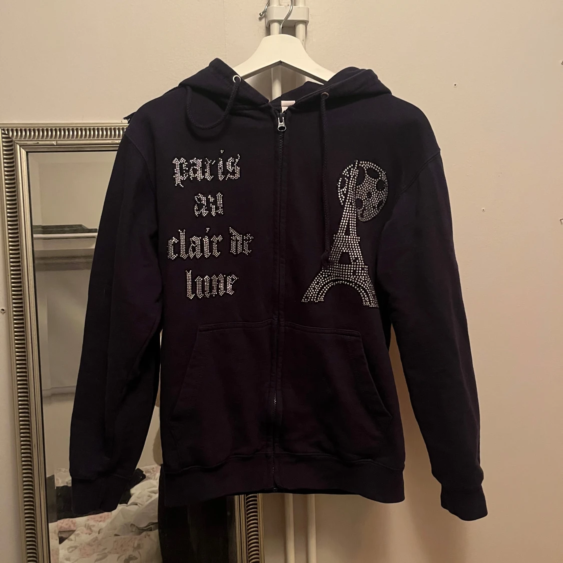 Mörkblå hoodie med Paris-motiv från Blinglucid
