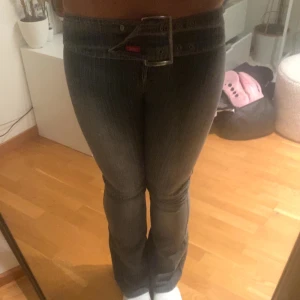 Grå jeans med bootcut - Snygga grå jeans med bootcut och låg midja. De har en klassisk design med en diskret tvätt och en stilren look. Perfekta för en avslappnad stil. måtten är 36 cm midja men stretchiga och innerbenet är 80 cm❤️❤️❤️❤️