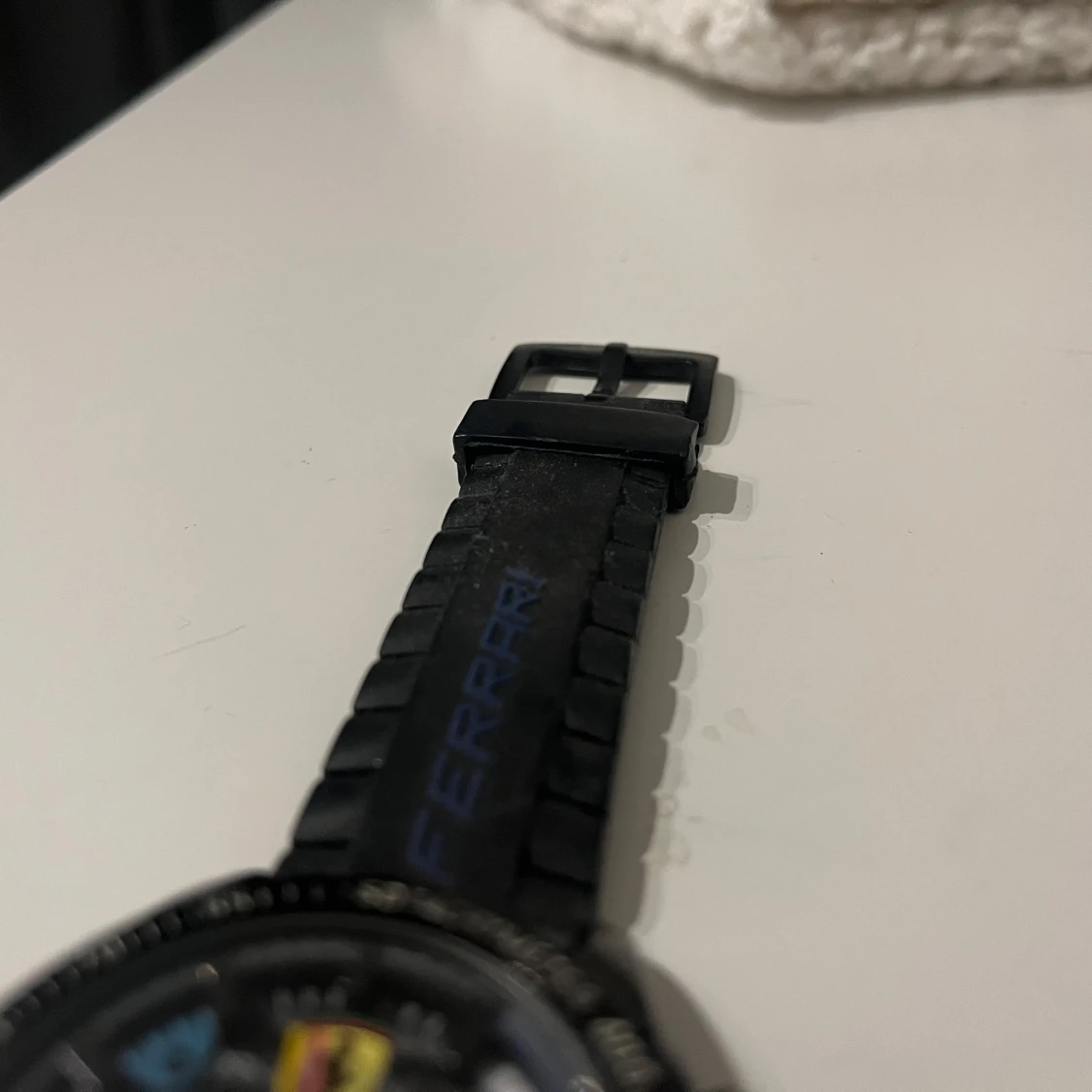 Svart klocka från Ferrari - 1