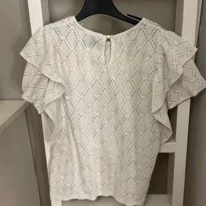 Vit blus från Lindex  - Säljer en vit blus från Holly & Whyte. 