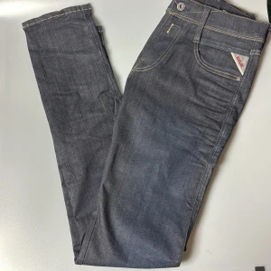 Replay jeans anbass - Säljer dessa replay jeans köpta på nk i stockholm för 1799, de är i modellen anbass och är helt oanvända då de tyvärr inte passade.30,34