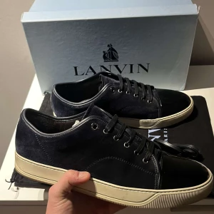 Lanvin - Navy lanvin! Uk11~ 44-45 Bra skick Box, extra snören och dustbag. Vid frågor eller funderingar är det bara att skriva!