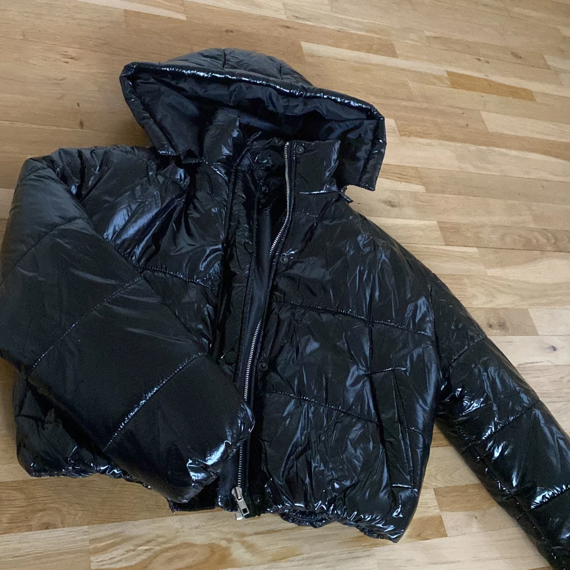 Svart glansig pufferjacka