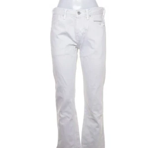 Vita jeans från Levi Strauss & Co - Snygga vita jeans från Levi Strauss & Co med klassisk design. De har en rak passform och är perfekta för en stilren look. Använda en del och lite missfärgade men deh är inget jag skulle säga att man tänker på (går att se på bilderna)💗byxorna är i storlek 29/32